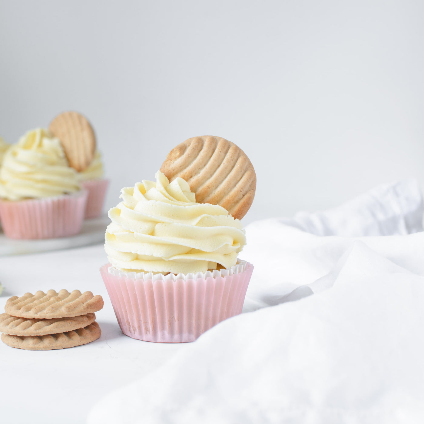 Cupcake avec crème au beurre suisse meringuée parfaitement fouettée