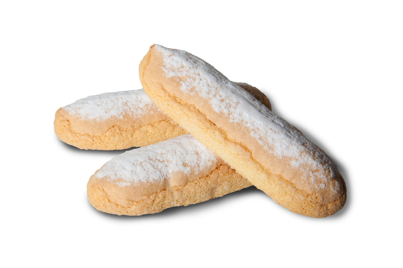 Biscuit à la cuillère moelleux et aérien, saupoudré de sucre glace, prêt à être dégusté ou utilisé dans des desserts variés.