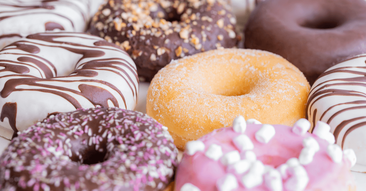 Donuts au four moelleux et dorés, recouverts de glaçage et de décorations sucrées