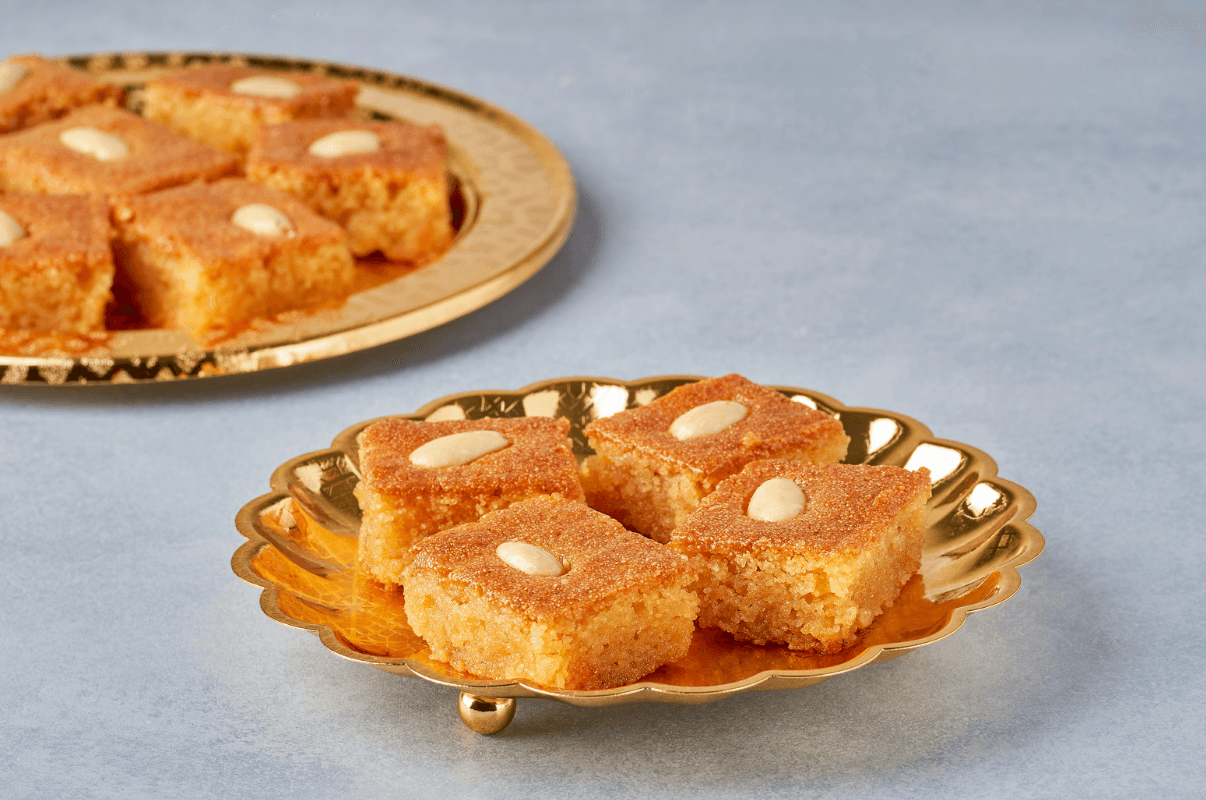 gateau de semoule aux amandes,à la fleur d'oranger et sirop de sucre kalb al louz,