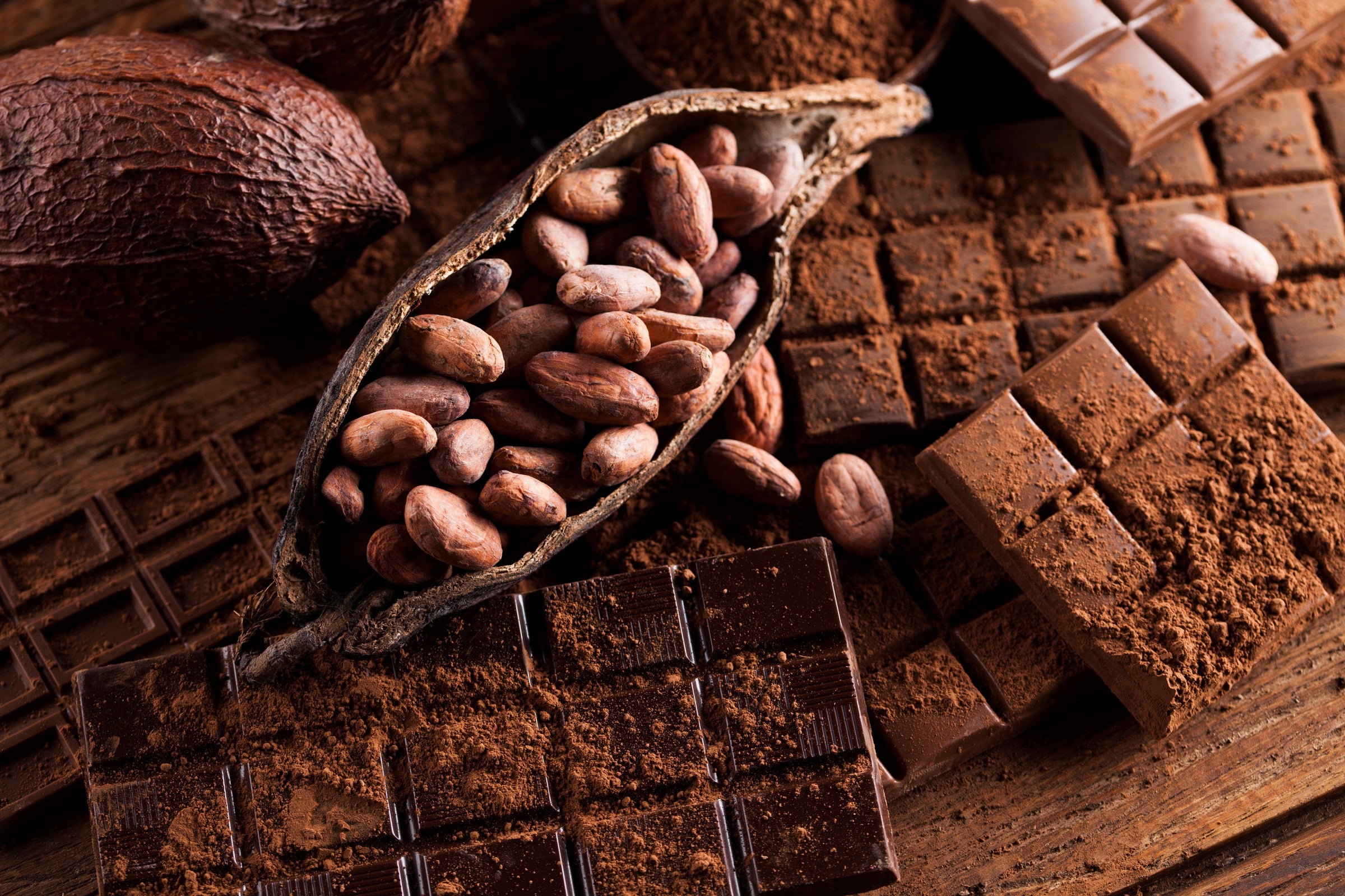 Carrés de chocolat noir, au lait et blanc, disposés en assortiment, idéals pour la pâtisserie et la décoration des desserts.