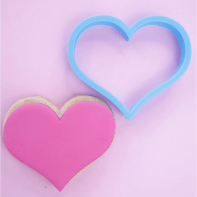 Emporte-pièce en plastique en forme de cœur, parfait pour créer des biscuits romantiques, découper des formes en pâte à sucre et réaliser des décorations de gâteaux élégantes et originales sur le thème de l'amour.
