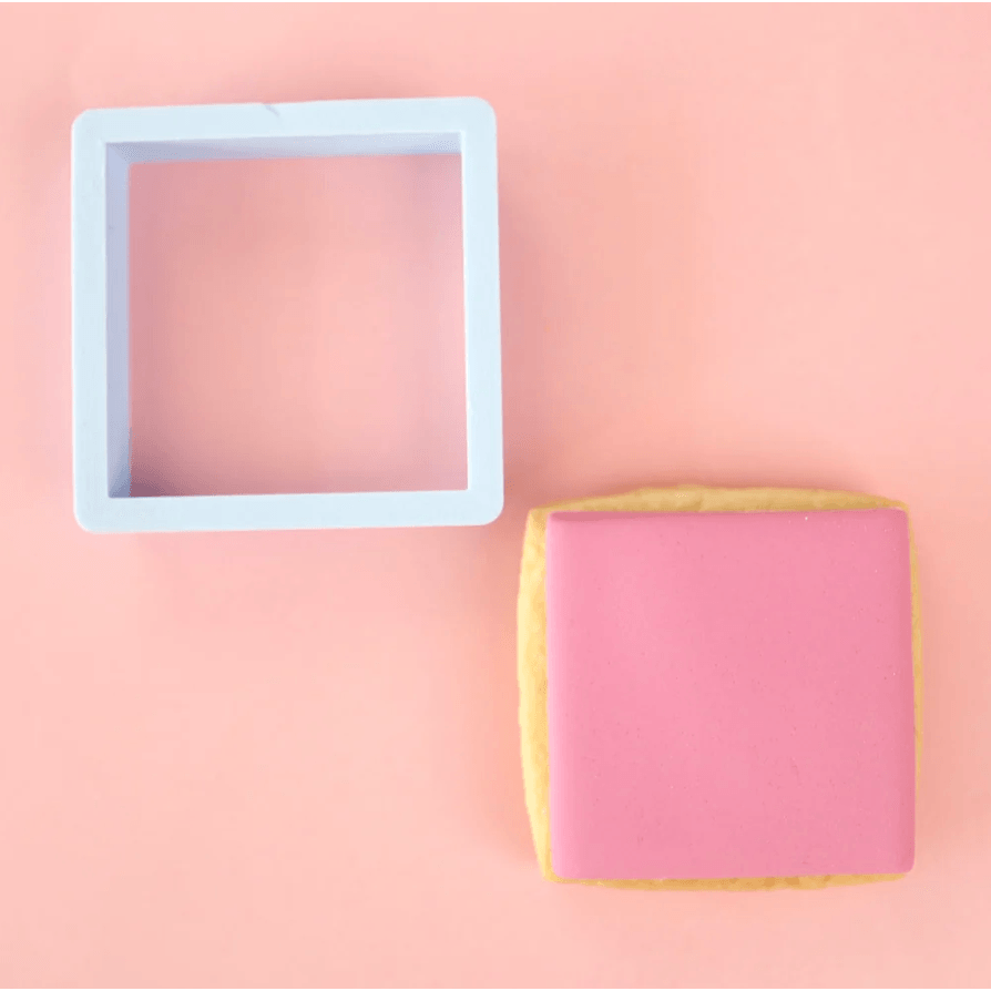 Emporte-pièce mini carré en plastique, parfait pour créer des biscuits, découper des formes en pâte à sucre et réaliser des décorations de gâteaux élégantes et originales.