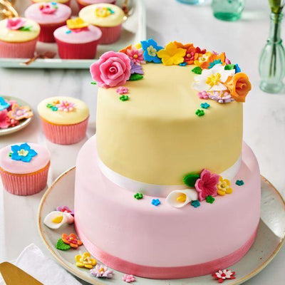 Pâte à sucre FunCakes colorée pour des décorations de gâteau créatives et élégantes.