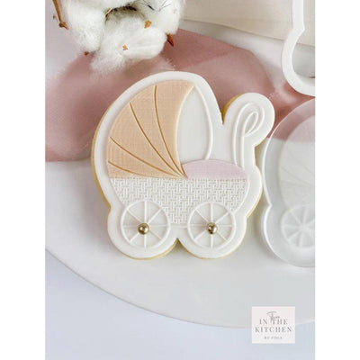 Embosseur et emporte-pièce poussette pour créer des biscuits avec un design en relief de poussette, idéal pour les baby showers et autres célébrations.